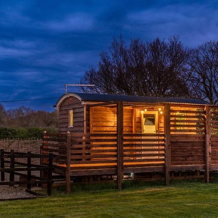 Hillside View Shepherds Hut - Ockeridge Rural Retreats Little Witley Exterior photo