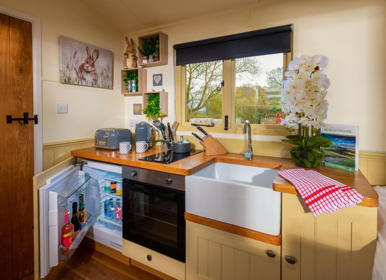 Hillside View Shepherds Hut - Ockeridge Rural Retreats Little Witley Exterior photo